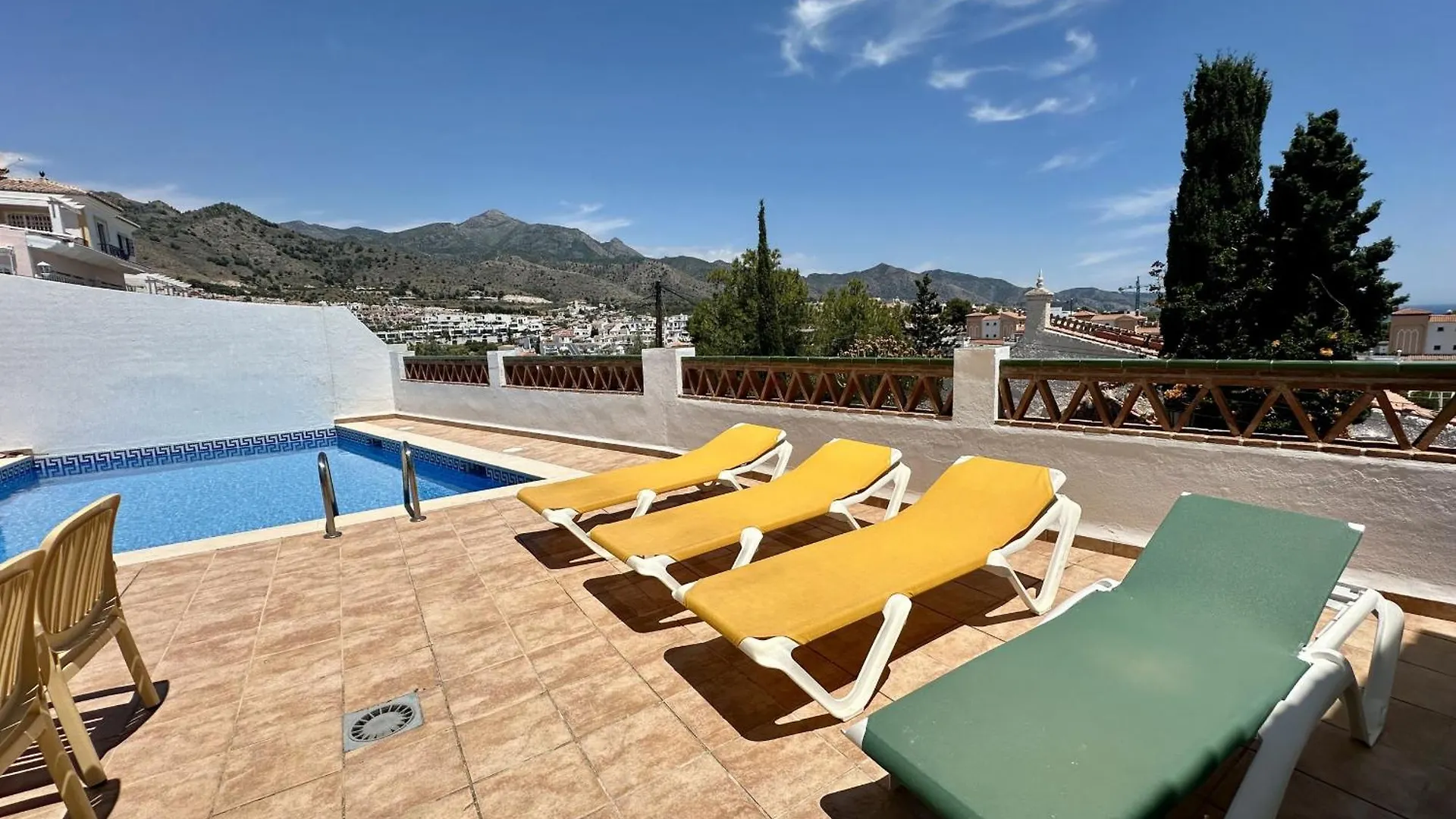 R1384 Casa Cleo Villa Nerja Spanje